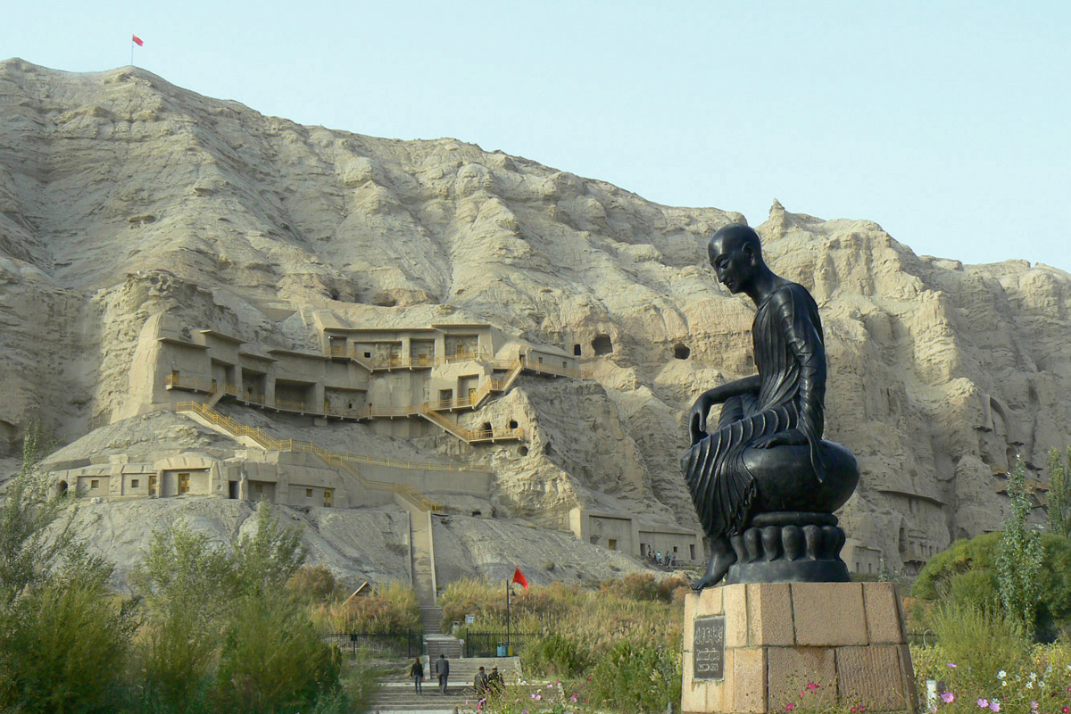 Statue de Kumarajiva devant le site des grottes des mille bouddhas, Kizil, région du Xinjiang, Chine.