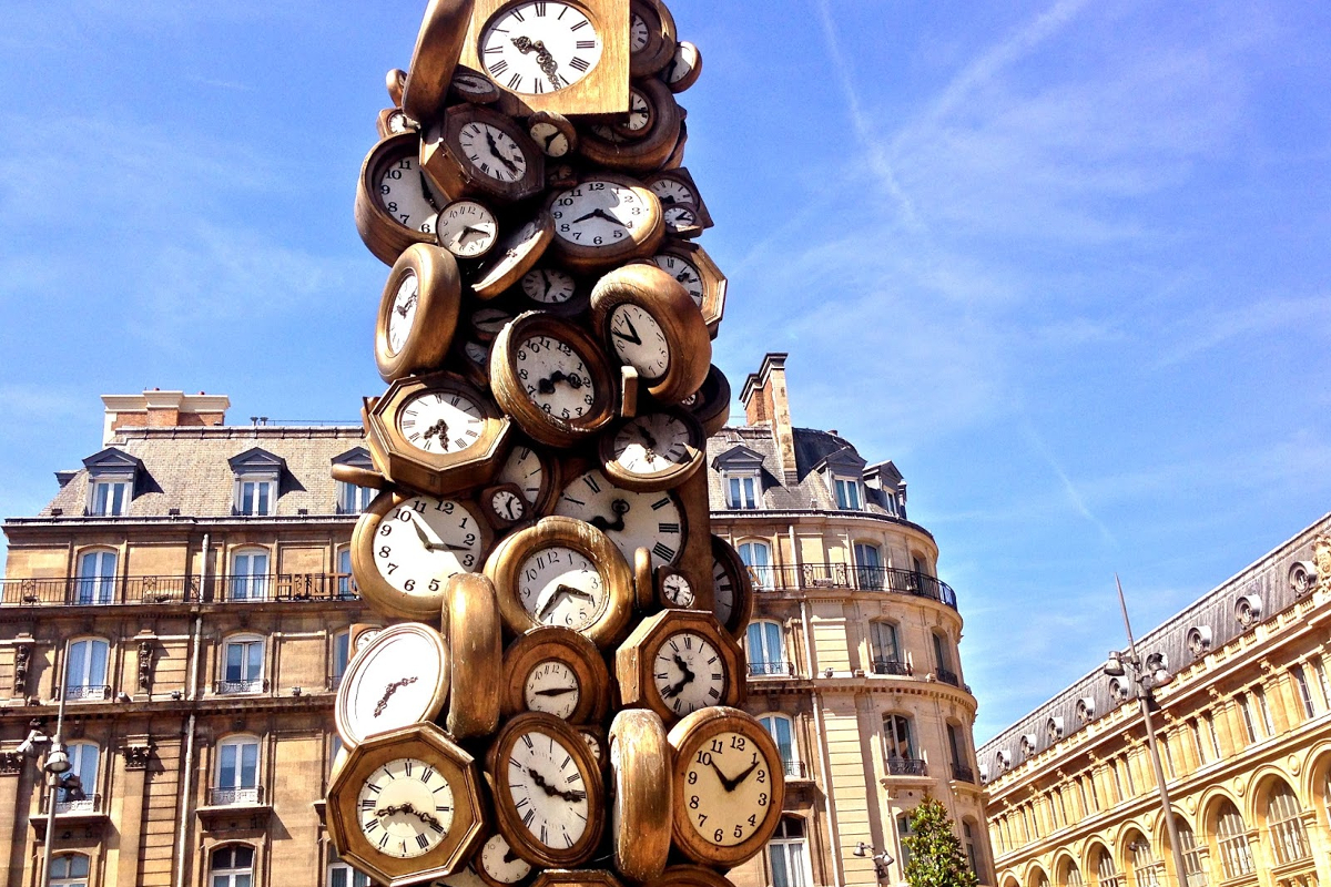 “Accumulation d'horloges”, gare St-Lazare, Paris. Par le sculpteur Armand (1928-2005).