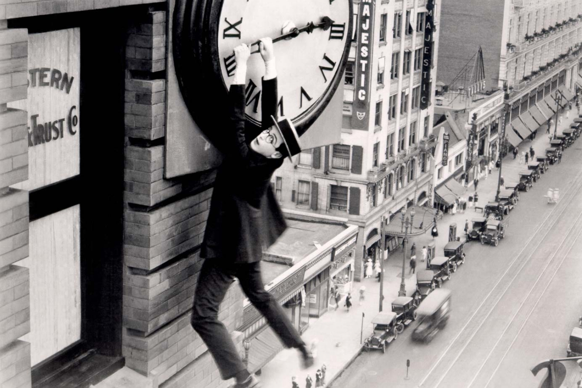 Harold Lloyd, dans la célèbre scène de Safety last! (Monte là-dessus !), film américain muet réalisé par Fred C. Newmeyer et Sam Taylor, sorti en 1923.