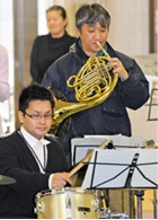 L’orchestre des cuivres du mouvement Soka, de Tohoku, joue dans le lycée de Mangokuura.