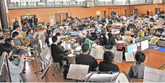 Les musiciens Teruhiko Takahashi (droite) et Takayuki Abe (gauche).